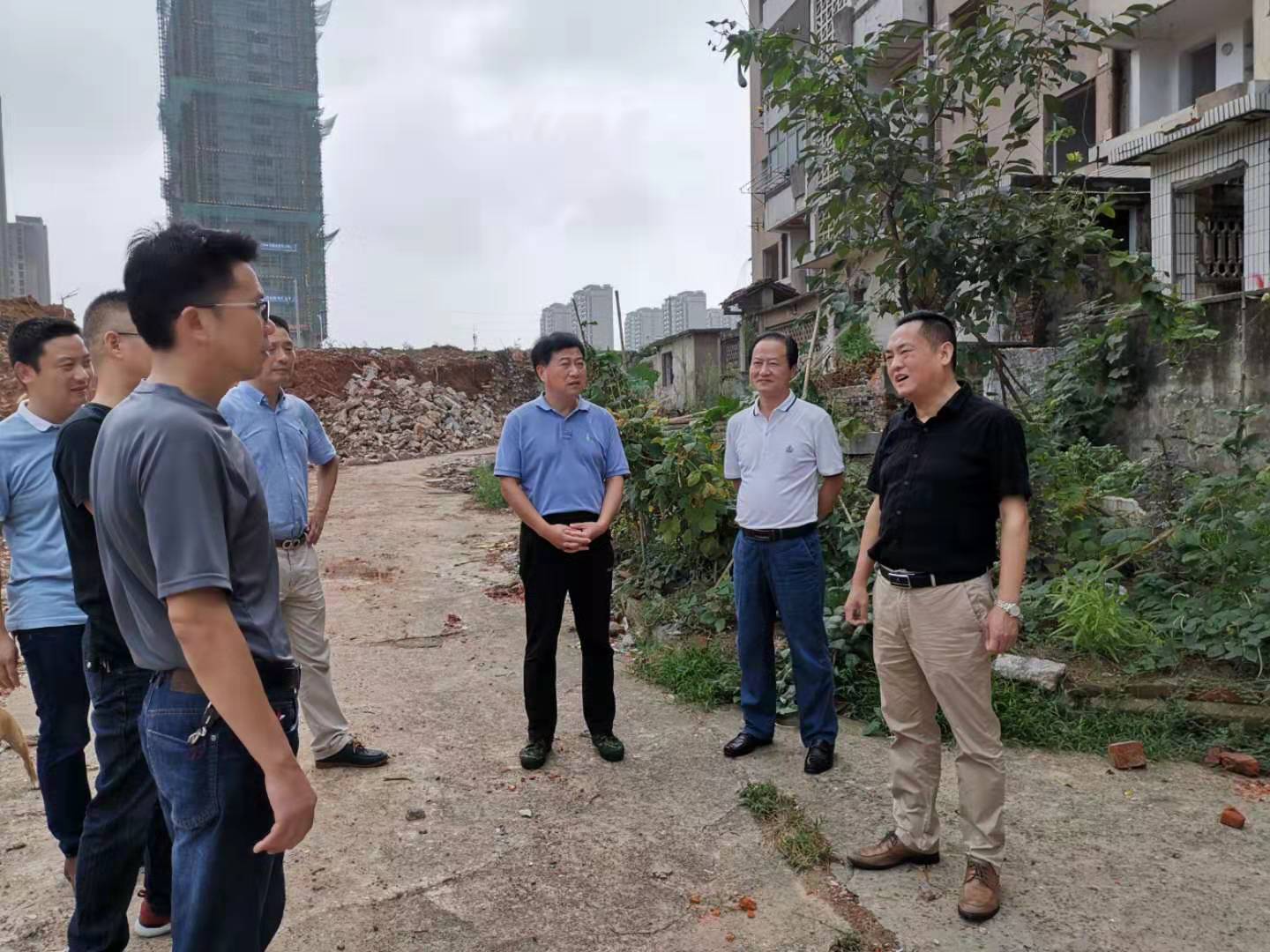 為加快方家沖、造紙廠和桂花園新安置區(qū)建設(shè)，2019年9月5日下，市城建集團(tuán)總經(jīng)理衛(wèi)民陪同市政府副秘書長劉陳寅深入項目建設(shè)現(xiàn)場，調(diào)度推進(jìn)安置區(qū)征遷工作.jpg