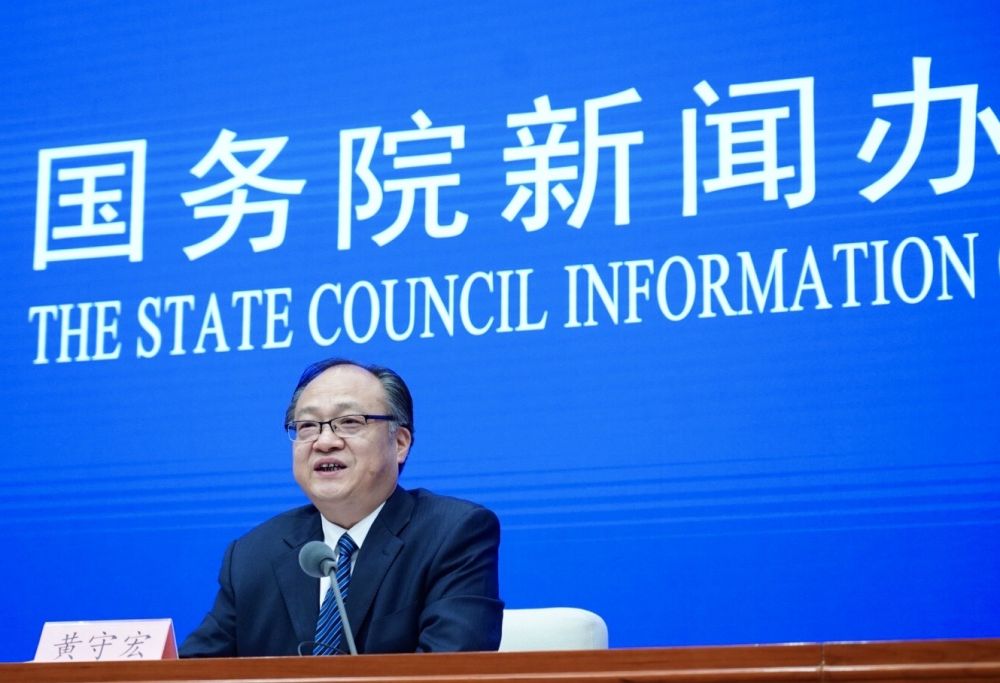 5月22日，國務院新聞辦邀請政府工作報告起草組負責人、國務院研究室主任黃守宏解讀政府工作報告有關(guān)情況。新華社記者　陳建力　攝