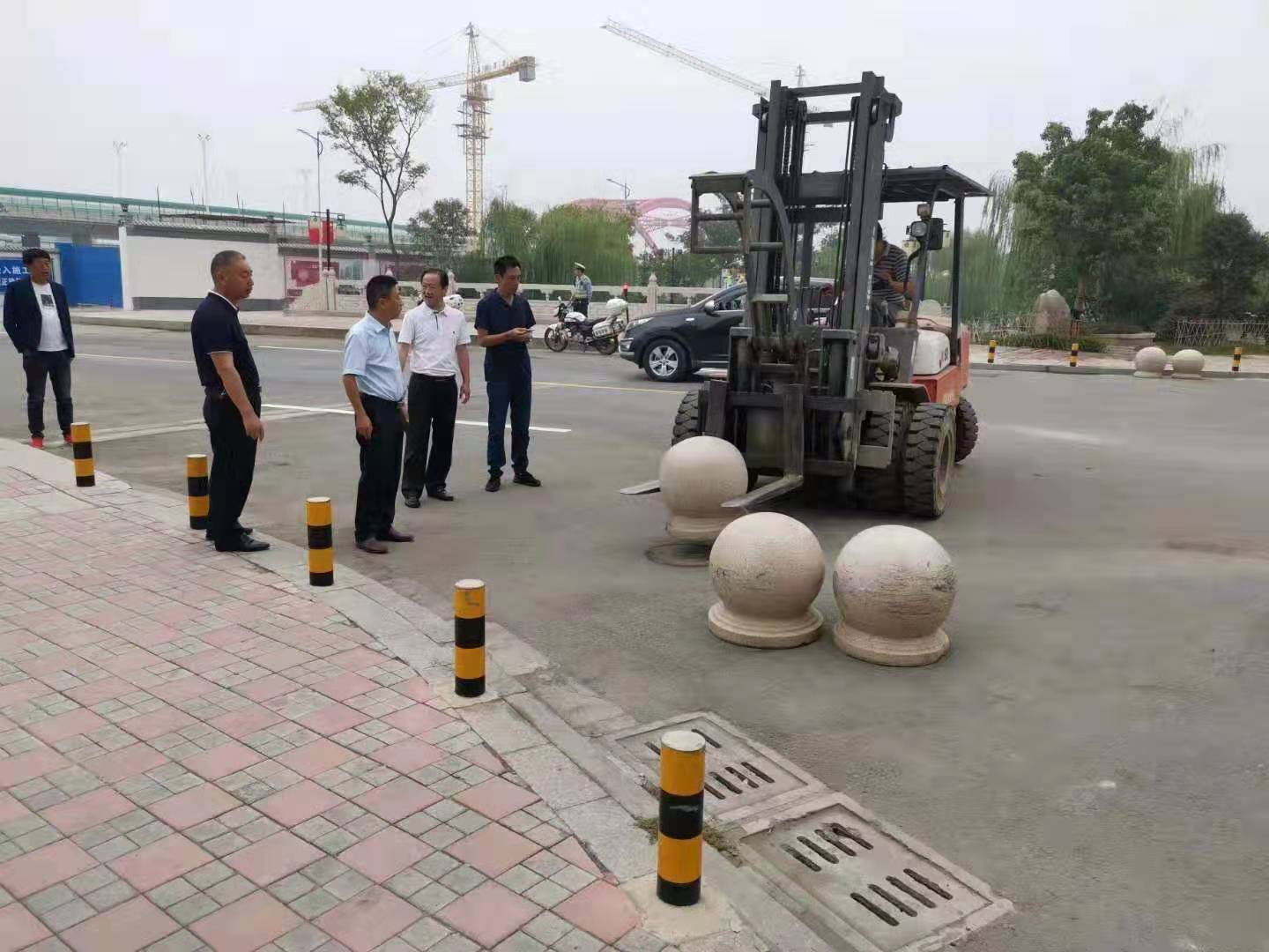 為向新中國成立七十周年獻(xiàn)禮，市城建集團(tuán)攻堅克難，實現(xiàn)了北門棚改區(qū)域民生路10月1日零時順利通車。國慶假期，市城建集團(tuán)堅持做好一線工作，在與交警部門共同做好民生路通車保障工作外，抓細(xì)節(jié)，抓落實，確保其他各項工作有序推進(jìn)。.jpg