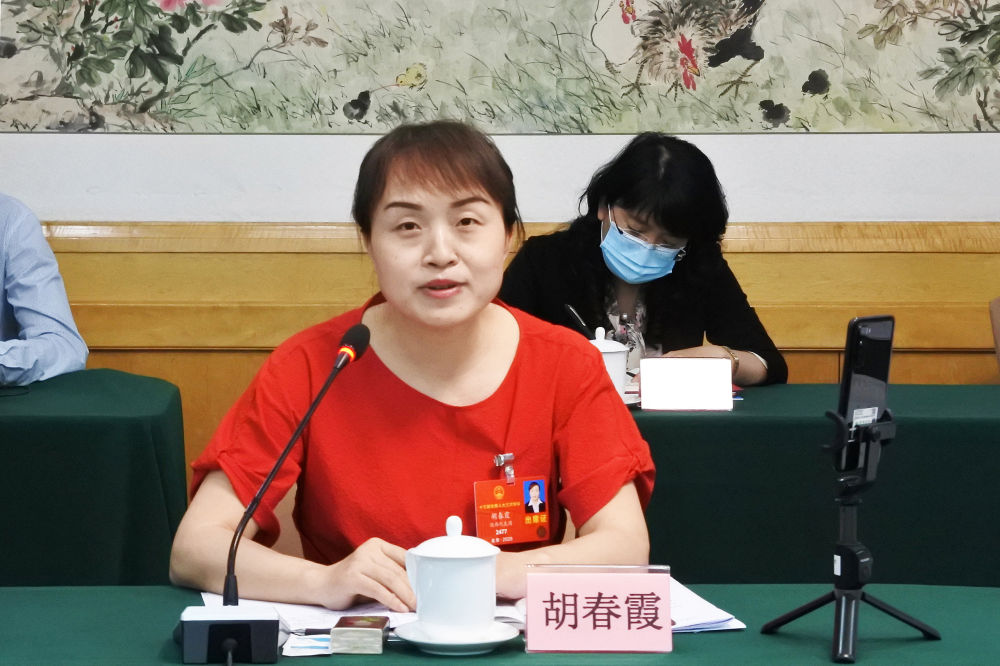 5月23日，全國人大代表胡春霞在參加分組審議政府工作報告時發(fā)言。新華社記者　吳雨　攝
